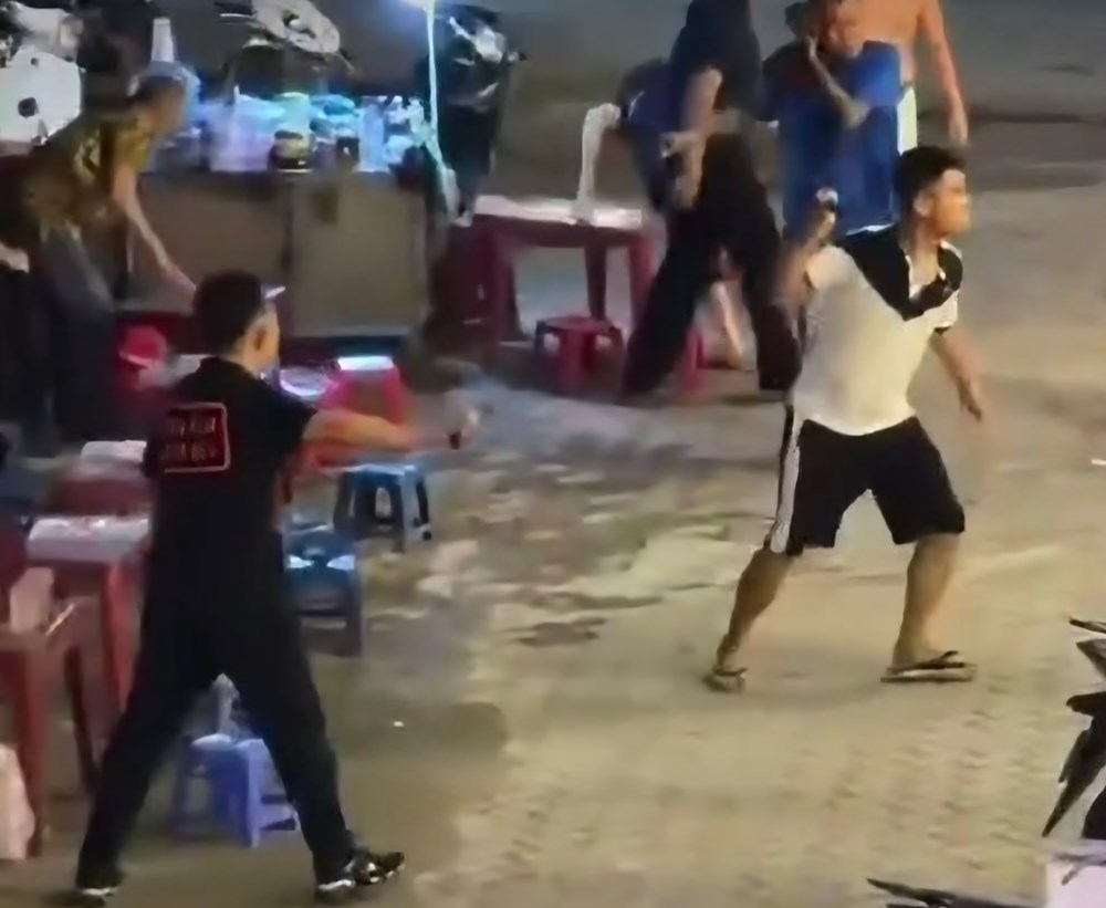Điều tra nhóm đối tượng đánh nhau tại nhà hàng “Quán Nhỏ“ - ảnh 2