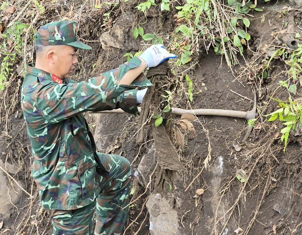 Những di vật trong hành trình tìm kiếm, quy tập hài cốt liệt sĩ tại Vị Xuyên - ảnh 2