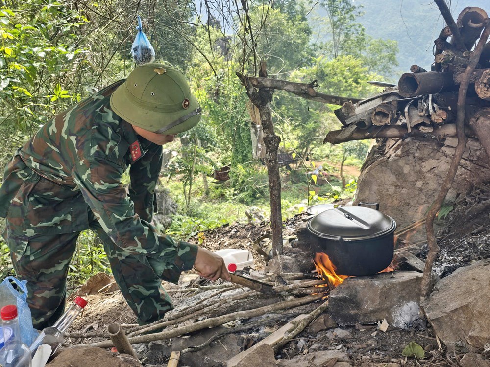 Bữa cơm đơn sơ giữa rừng của những chiến sĩ tìm kiếm, quy tập hài cốt liệt sĩ - ảnh 10