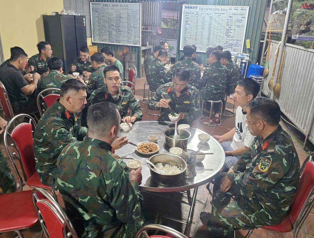 Bữa cơm đơn sơ giữa rừng của những chiến sĩ tìm kiếm, quy tập hài cốt liệt sĩ - ảnh 5