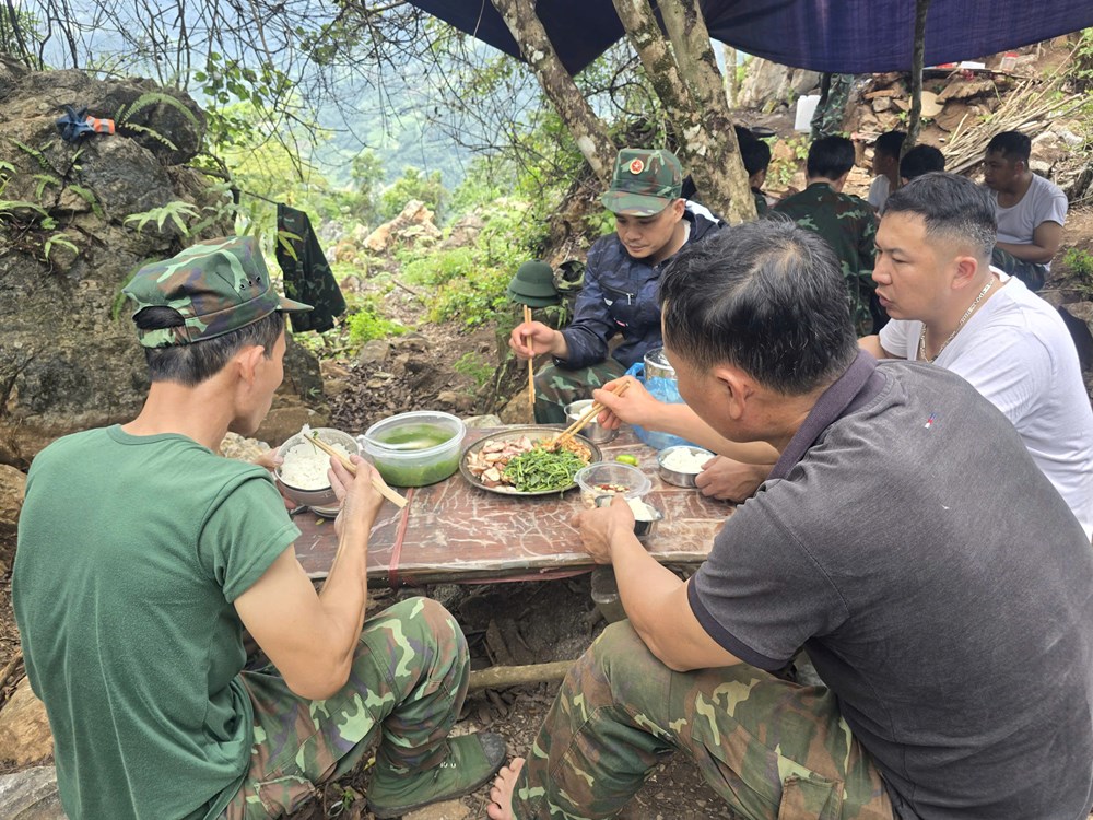 Bữa cơm đơn sơ giữa rừng của những chiến sĩ tìm kiếm, quy tập hài cốt liệt sĩ - ảnh 16