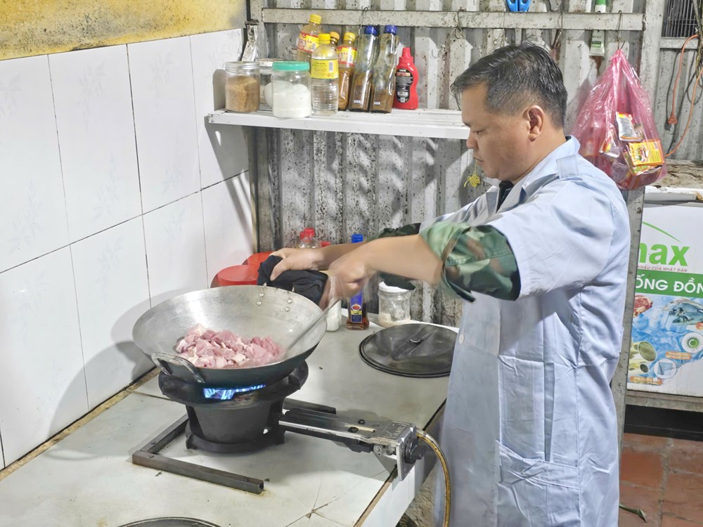 Bữa cơm đơn sơ giữa rừng của những chiến sĩ tìm kiếm, quy tập hài cốt liệt sĩ - ảnh 2