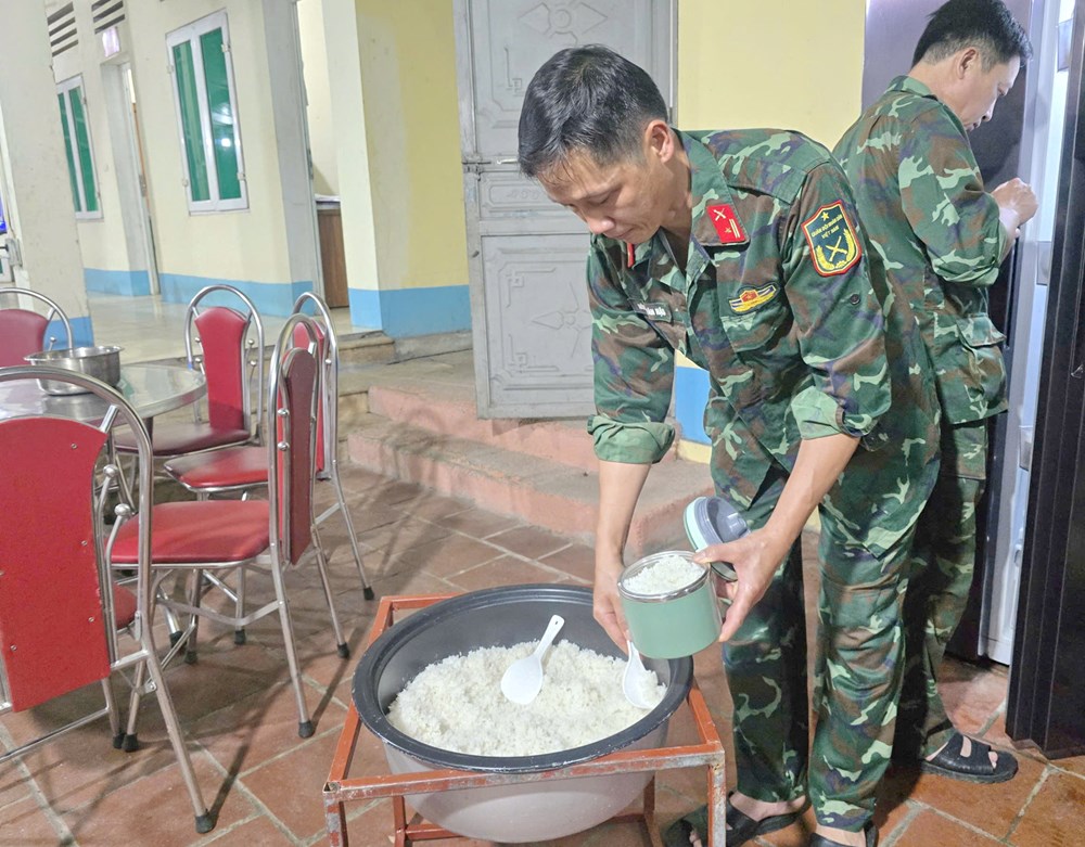 Bữa cơm đơn sơ giữa rừng của những chiến sĩ tìm kiếm, quy tập hài cốt liệt sĩ - ảnh 6