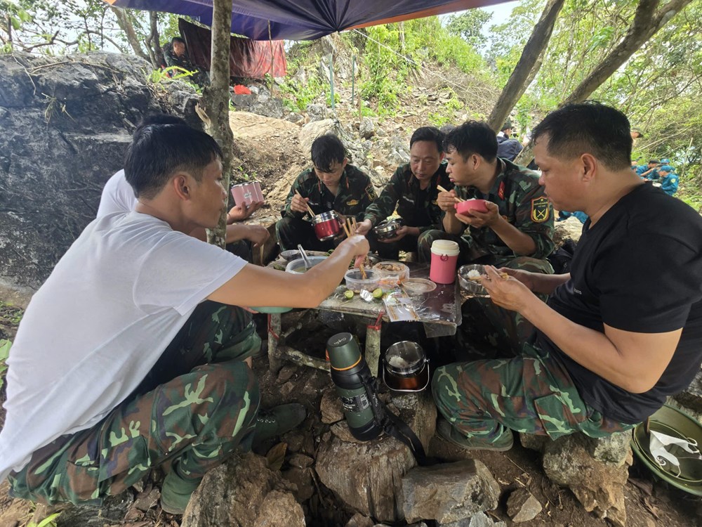 Bữa cơm đơn sơ giữa rừng của những chiến sĩ tìm kiếm, quy tập hài cốt liệt sĩ - ảnh 17