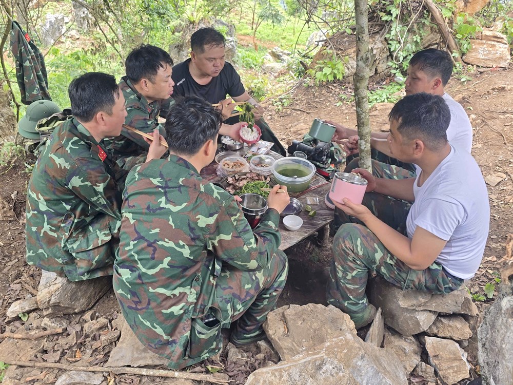 Bữa cơm đơn sơ giữa rừng của những chiến sĩ tìm kiếm, quy tập hài cốt liệt sĩ - ảnh 15