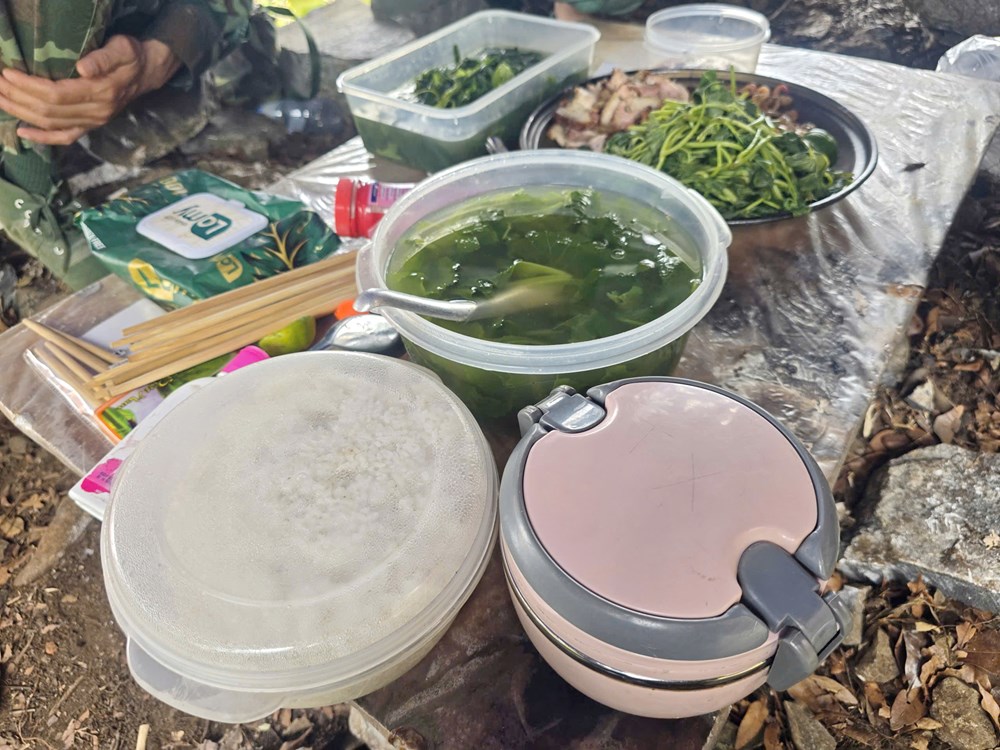 Bữa cơm đơn sơ giữa rừng của những chiến sĩ tìm kiếm, quy tập hài cốt liệt sĩ - ảnh 13