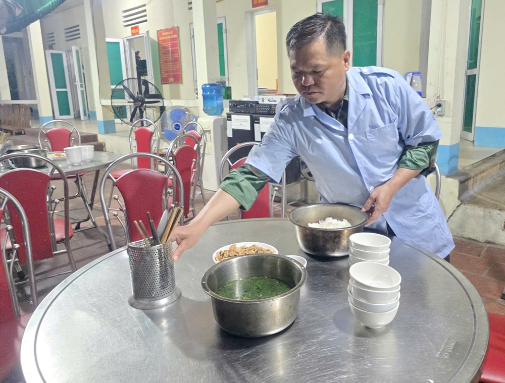 Bữa cơm đơn sơ giữa rừng của những chiến sĩ tìm kiếm, quy tập hài cốt liệt sĩ - ảnh 3