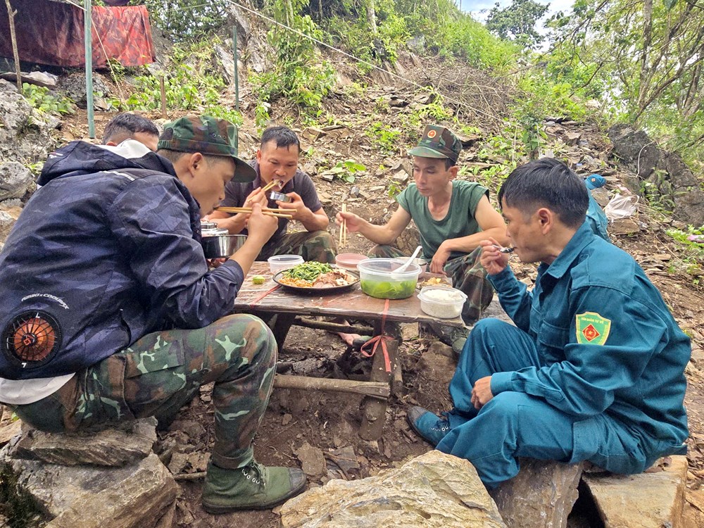 Bữa cơm đơn sơ giữa rừng của những chiến sĩ tìm kiếm, quy tập hài cốt liệt sĩ - ảnh 14