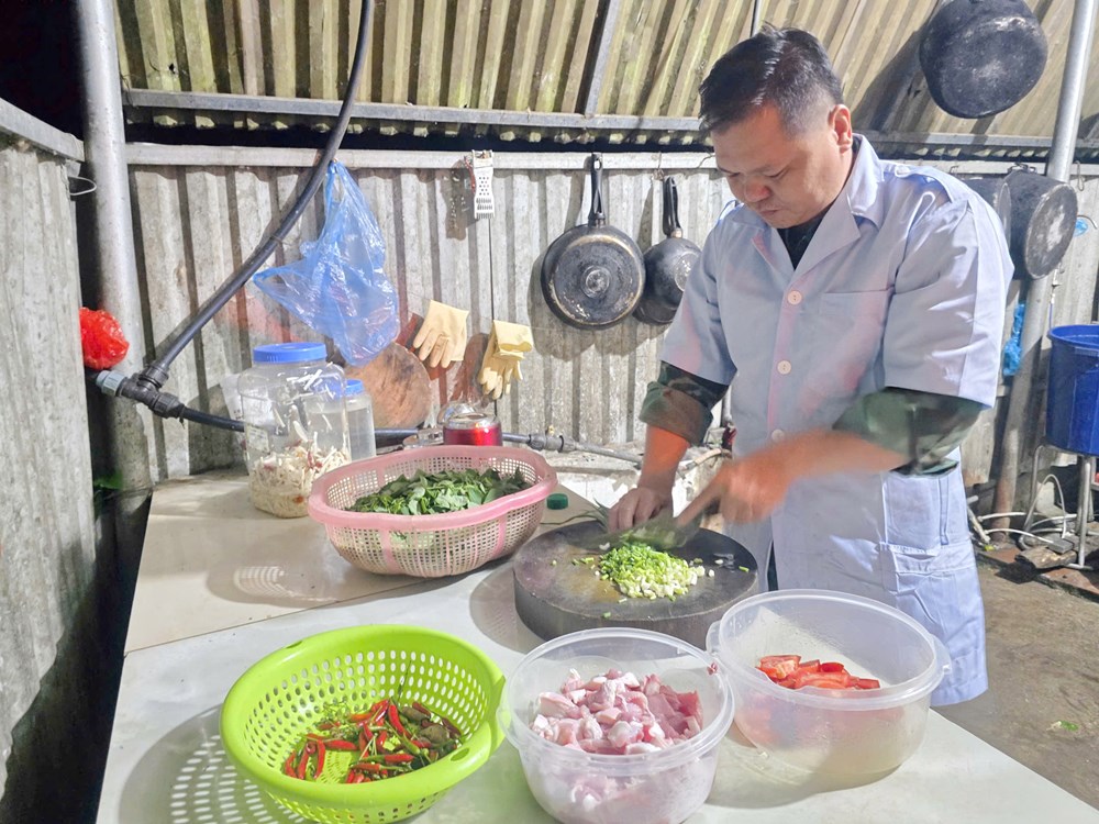 Bữa cơm đơn sơ giữa rừng của những chiến sĩ tìm kiếm, quy tập hài cốt liệt sĩ - ảnh 1