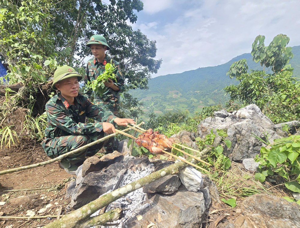 Bữa cơm đơn sơ giữa rừng của những chiến sĩ tìm kiếm, quy tập hài cốt liệt sĩ - ảnh 11