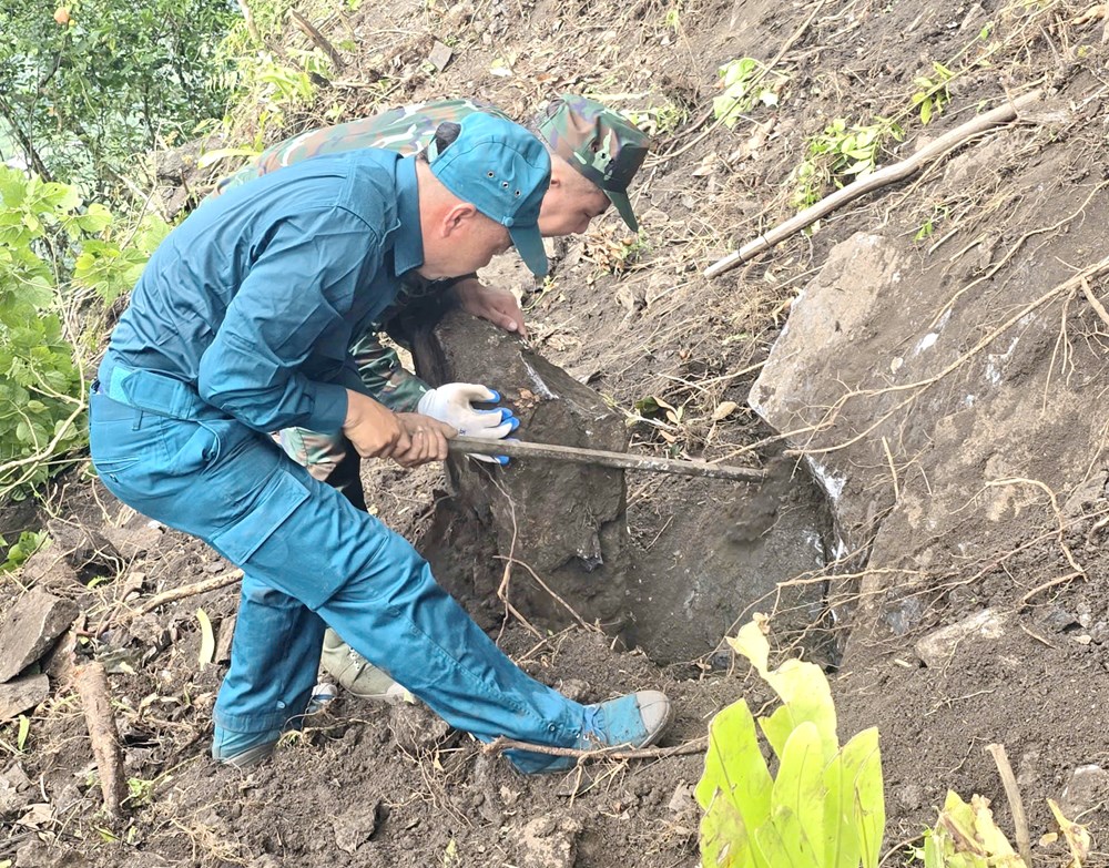 Thấu hiểu từng vách núi quê hương, chiến sĩ dân quân chung tay tìm hài cốt liệt sĩ - ảnh 7