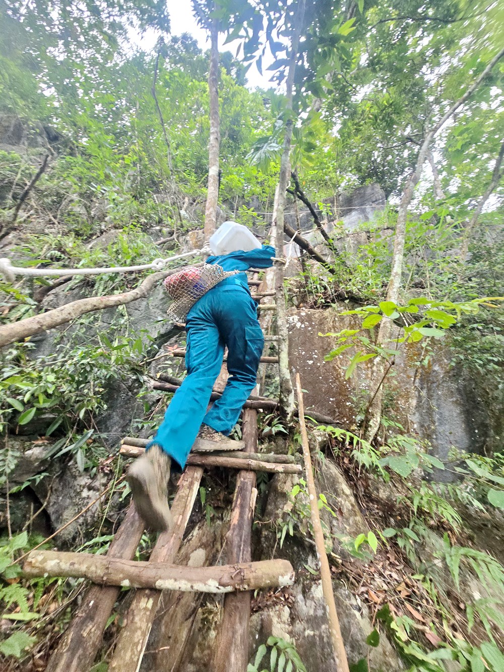 Thấu hiểu từng vách núi quê hương, chiến sĩ dân quân chung tay tìm hài cốt liệt sĩ - ảnh 13