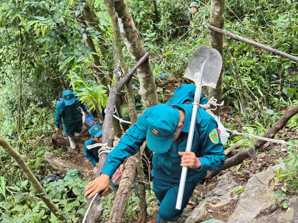 Thấu hiểu từng vách núi quê hương, chiến sĩ dân quân chung tay tìm hài cốt liệt sĩ - ảnh 12