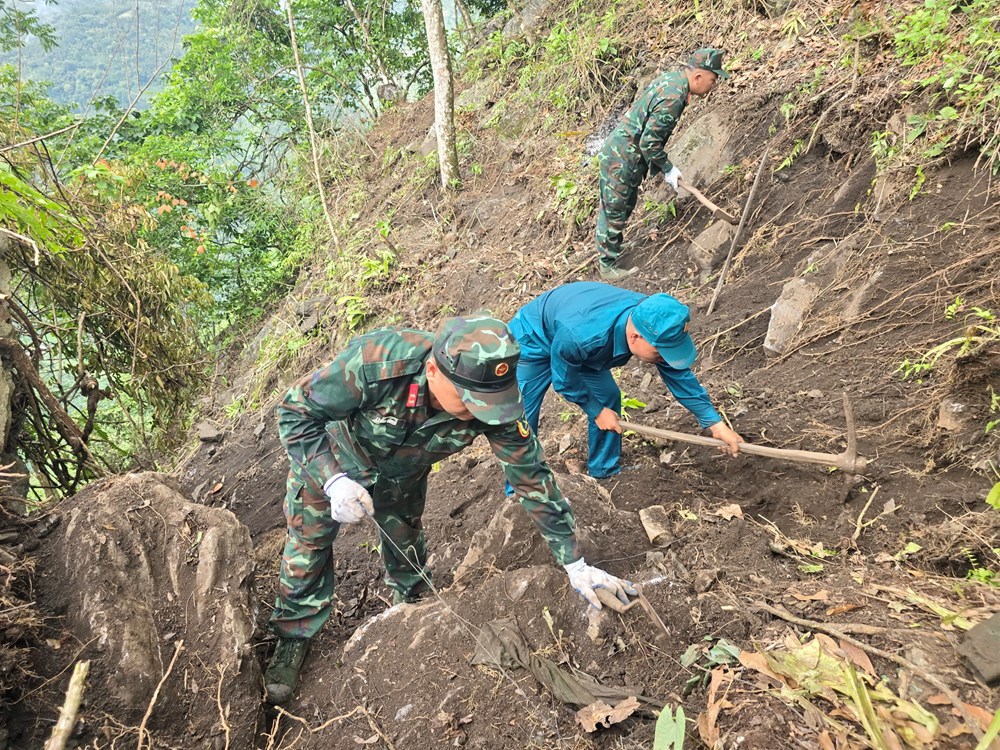 Thấu hiểu từng vách núi quê hương, chiến sĩ dân quân chung tay tìm hài cốt liệt sĩ - ảnh 1