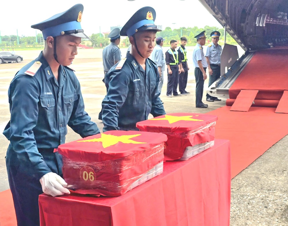 Chuyến bay thiêng liêng vận chuyển 7.104 mẫu sinh phẩm hài cốt liệt sĩ tới Hà Nội - ảnh 4