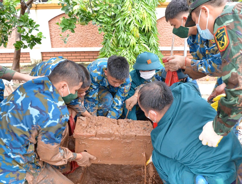 Chiến sĩ Phòng không - Không quân dầm mưa lấy mẫu ADN xác định danh tính liệt sĩ - ảnh 8