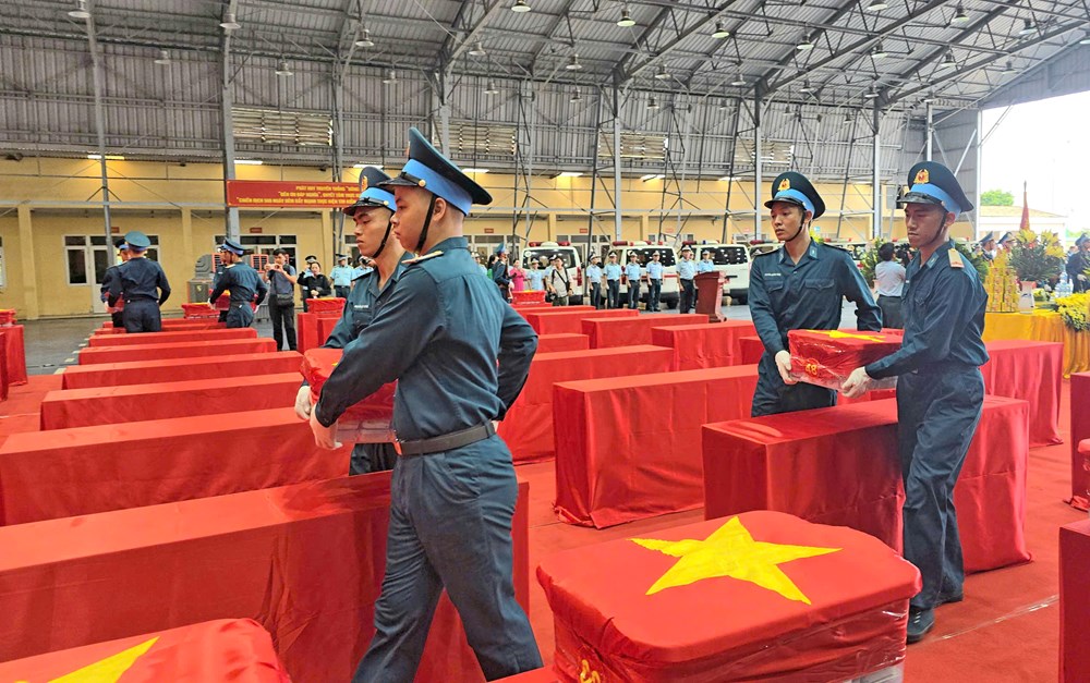Chuyến bay thiêng liêng vận chuyển 7.104 mẫu sinh phẩm hài cốt liệt sĩ tới Hà Nội - ảnh 5