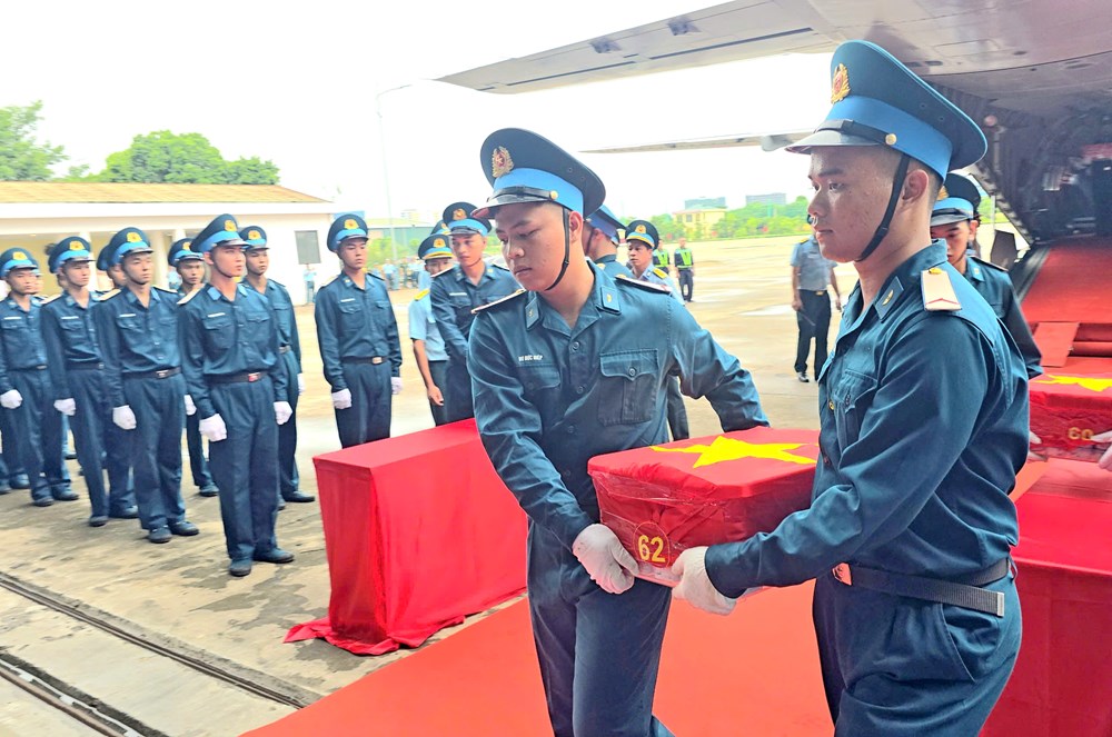 Chuyến bay thiêng liêng vận chuyển 7.104 mẫu sinh phẩm hài cốt liệt sĩ tới Hà Nội - ảnh 3