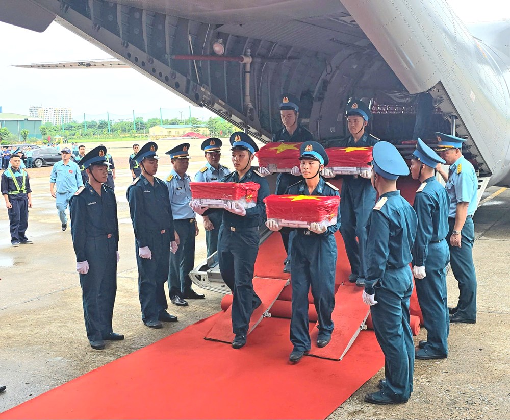 Chuyến bay thiêng liêng vận chuyển 7.104 mẫu sinh phẩm hài cốt liệt sĩ tới Hà Nội - ảnh 2