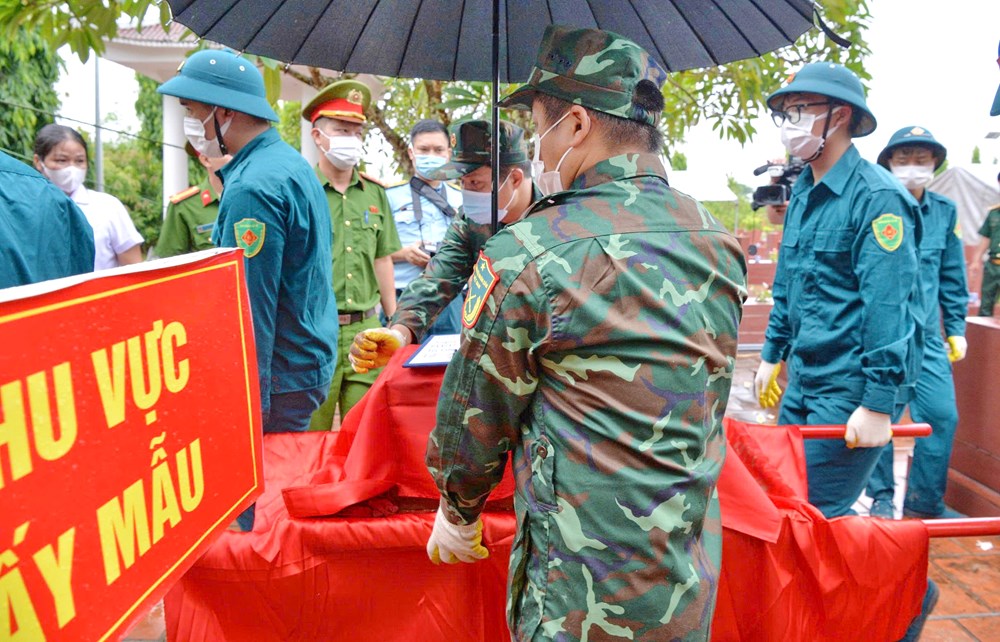 Chiến sĩ Phòng không - Không quân dầm mưa lấy mẫu ADN xác định danh tính liệt sĩ - ảnh 11