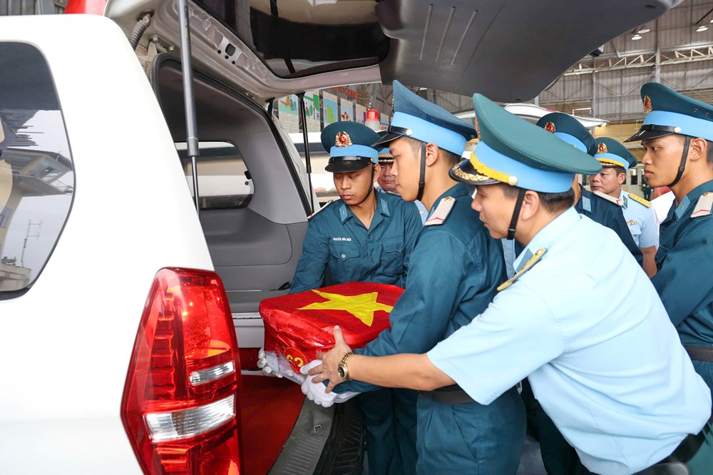 Chuyến bay thiêng liêng vận chuyển 7.104 mẫu sinh phẩm hài cốt liệt sĩ tới Hà Nội - ảnh 11