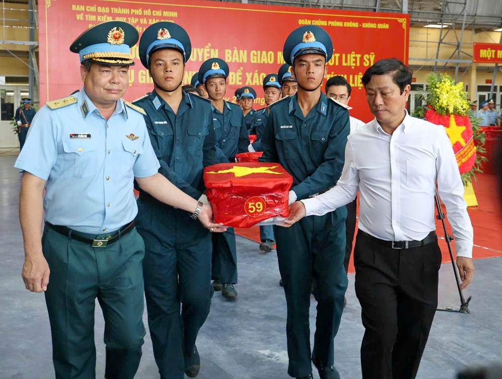 Chuyến bay thiêng liêng vận chuyển 7.104 mẫu sinh phẩm hài cốt liệt sĩ tới Hà Nội - ảnh 10