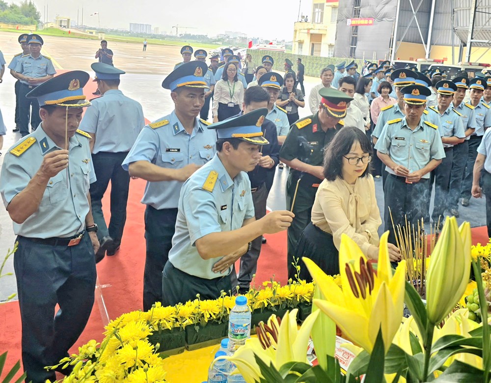 Chuyến bay thiêng liêng vận chuyển 7.104 mẫu sinh phẩm hài cốt liệt sĩ tới Hà Nội - ảnh 9
