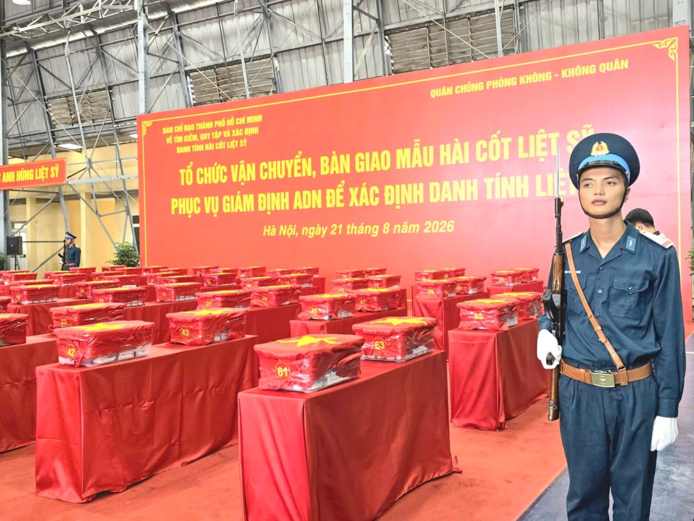 Chuyến bay thiêng liêng vận chuyển 7.104 mẫu sinh phẩm hài cốt liệt sĩ tới Hà Nội - ảnh 6