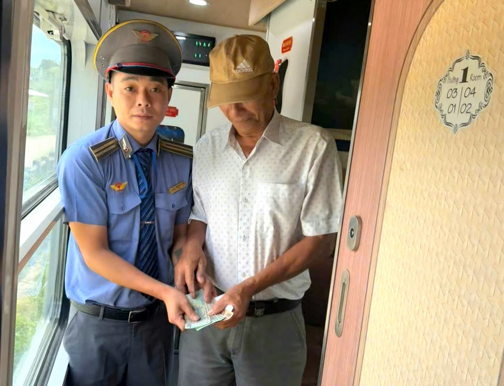 Trả lại hơn 20 triệu đồng cho hành khách để quên trên tàu - ảnh 1