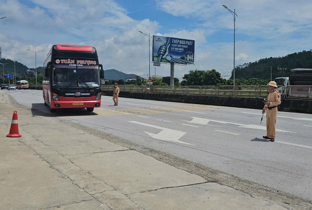 Tăng cường xử lý vi phạm, bảo đảm an toàn giao thông dịp lễ 2.9 - ảnh 1