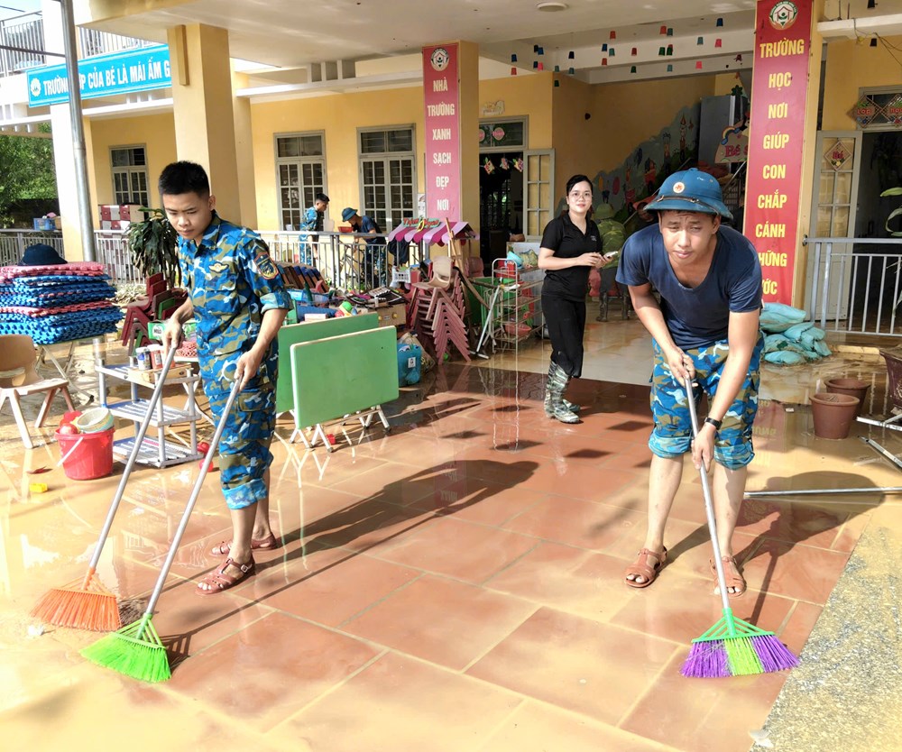 Bộ đội giúp dân dọn dẹp bùn đất, vệ sinh trường học  - ảnh 7