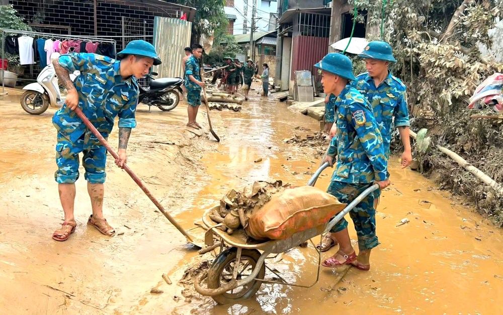 Bộ đội giúp dân dọn dẹp bùn đất, vệ sinh trường học  - ảnh 3