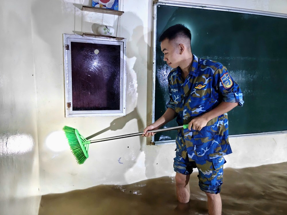 Bộ đội giúp dân dọn dẹp bùn đất, vệ sinh trường học  - ảnh 8