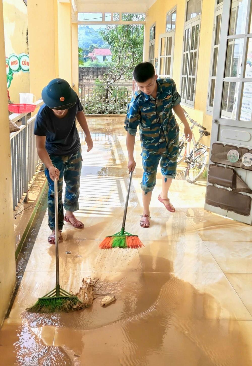 Bộ đội giúp dân dọn dẹp bùn đất, vệ sinh trường học  - ảnh 5