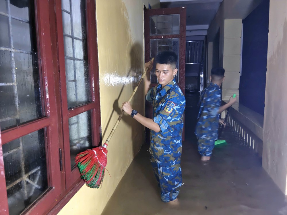 Bộ đội giúp dân dọn dẹp bùn đất, vệ sinh trường học  - ảnh 9