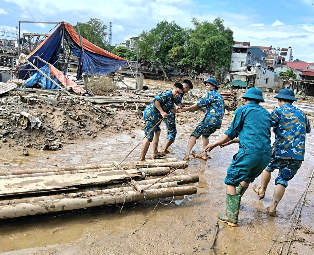 Bộ đội giúp dân dọn dẹp bùn đất, vệ sinh trường học  - ảnh 2