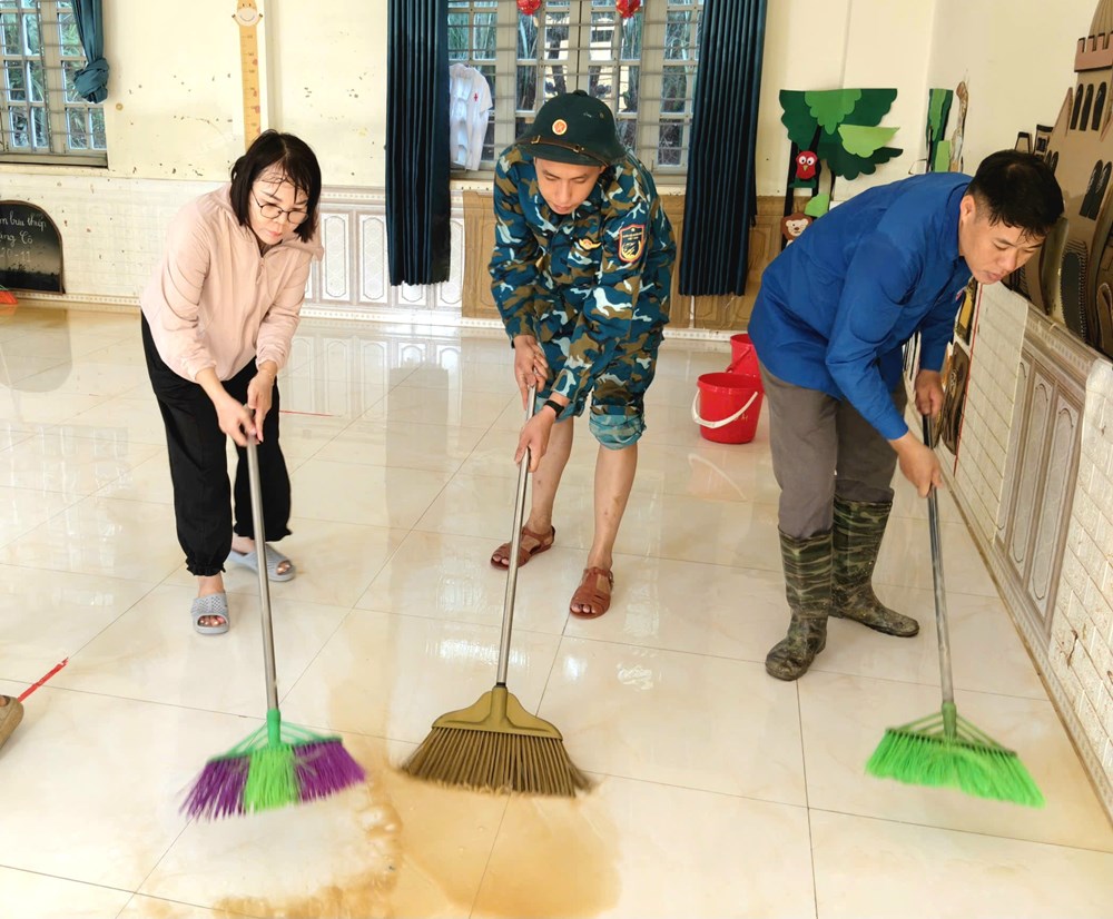 Bộ đội giúp dân dọn dẹp bùn đất, vệ sinh trường học  - ảnh 4