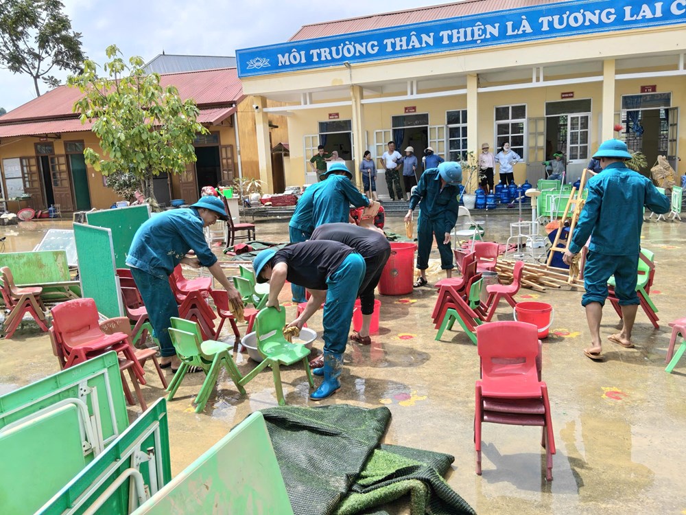Bộ đội giúp dân dọn dẹp bùn đất, vệ sinh trường học  - ảnh 6