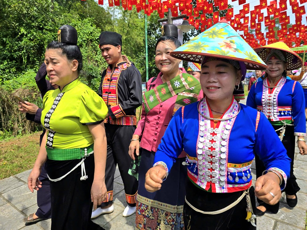 Xúng xính xuống chợ phiên vui Tết Độc lập - ảnh 7
