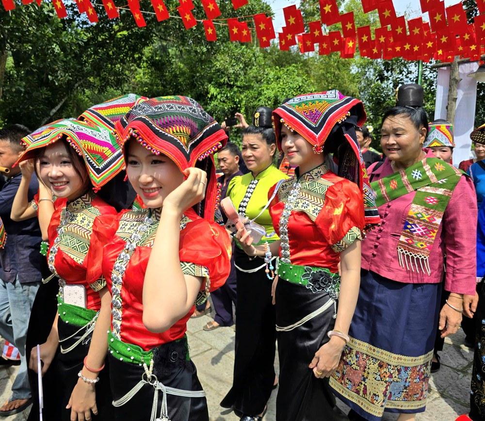 Xúng xính xuống chợ phiên vui Tết Độc lập - ảnh 6