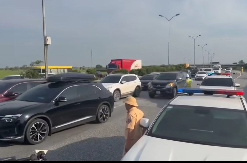 Ô tô về Hà Nội tăng cao, CSGT tổ chức cho xe đi ngược chiều trên cao tốc Cao Bồ - Pháp Vân - ảnh 1