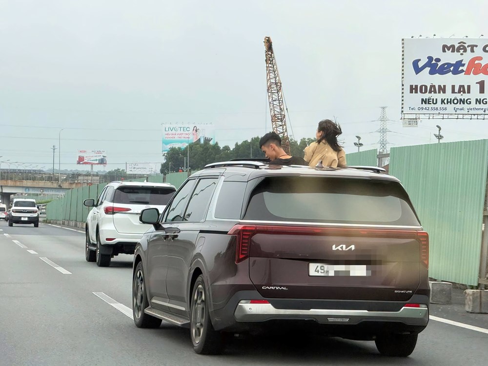 Nữ tài xế để 2 trẻ em “hóng gió” qua cửa sổ trời trên cao tốc - ảnh 1