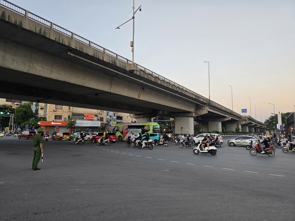  Phân luồng linh hoạt, người dân thong dong trở về Thủ đô  - ảnh 2