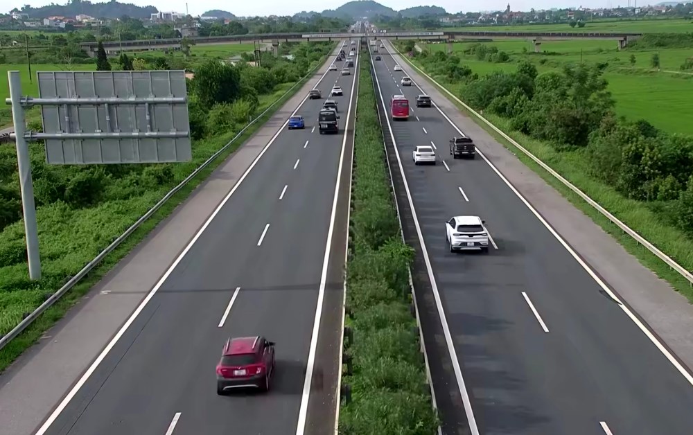 CSGT chỉ xử lý vi phạm khoảng cách an toàn tại những đoạn đường đủ điều kiện - ảnh 1