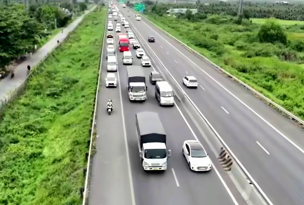 Sẽ xử lý nghiêm xe “rùa bò” trên cao tốc - ảnh 1