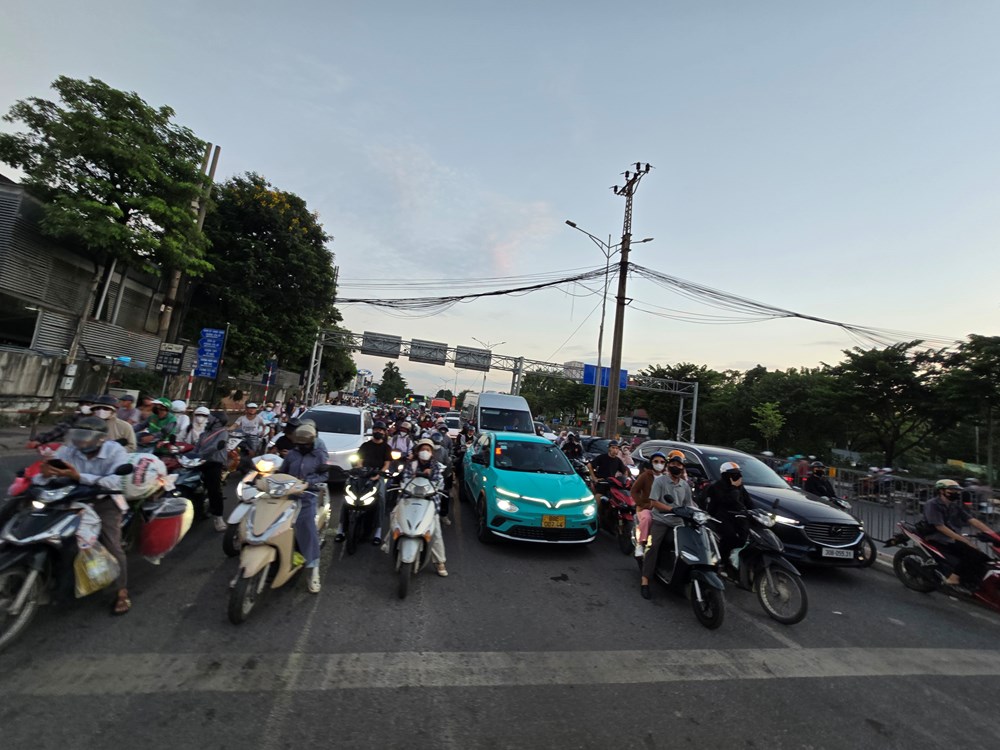 Đồng loạt ra quân xử lý học sinh, phụ huynh vi phạm giao thông - ảnh 2