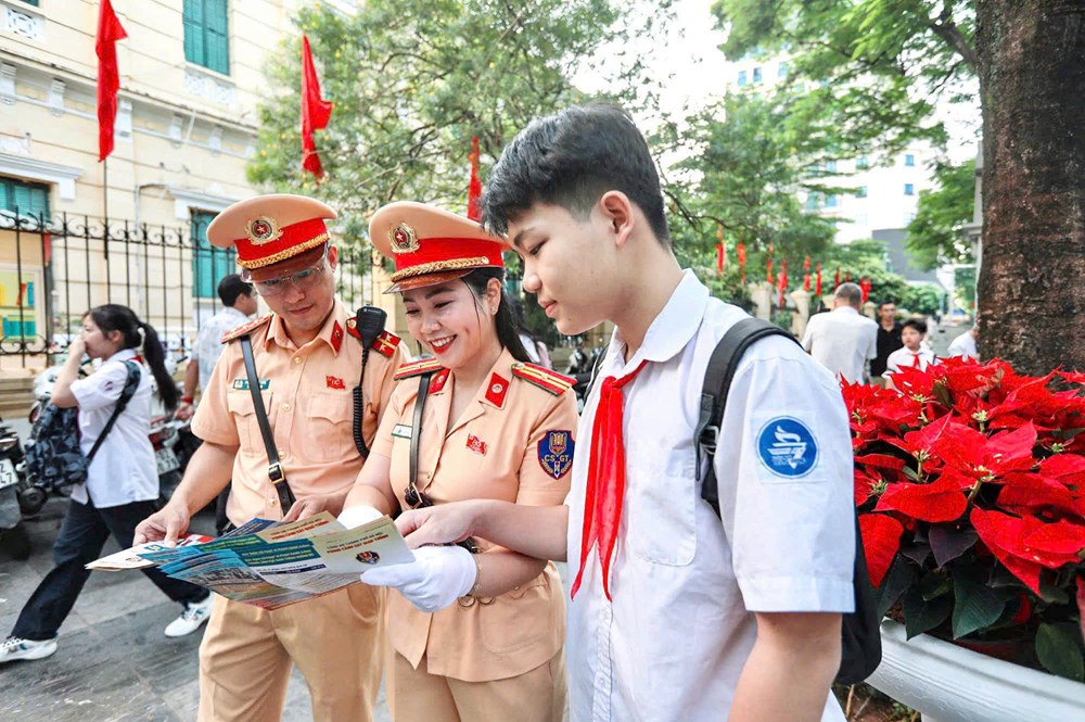 Đồng loạt ra quân xử lý học sinh, phụ huynh vi phạm giao thông - ảnh 1