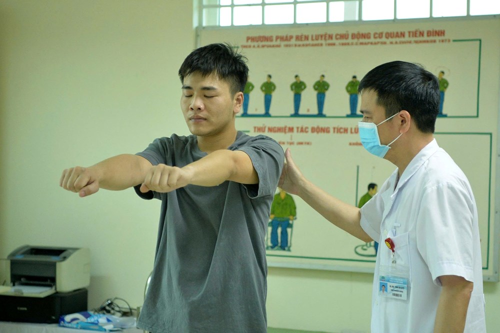 Khắt khe như tuyển phi công quân sự - ảnh 4