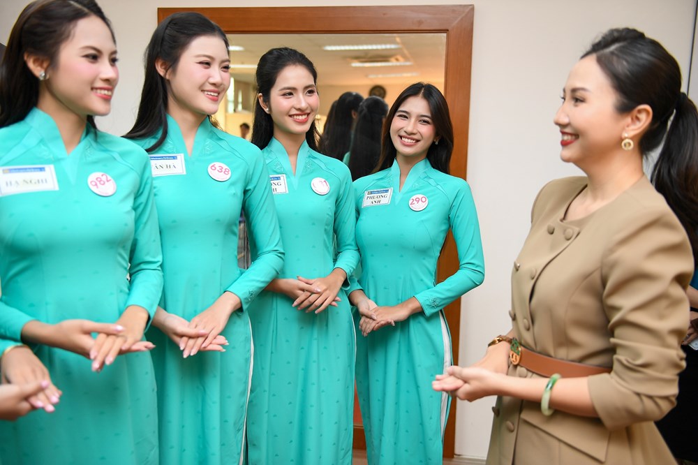 Thí sinh Hoa hậu Việt Nam 2026 trải nghiệm làm tiếp viên hàng không - ảnh 3