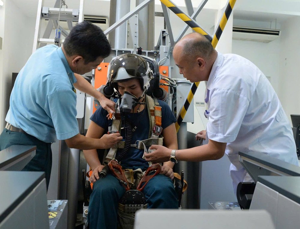 Khắt khe như tuyển phi công quân sự - ảnh 13